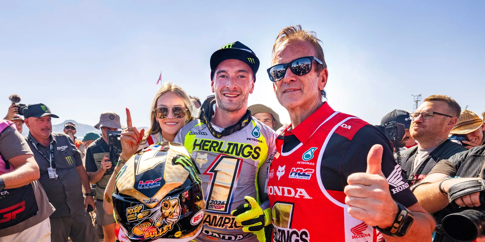 Jeffrey Herlings mit Fans und Team im MXGP-Fahrerlager